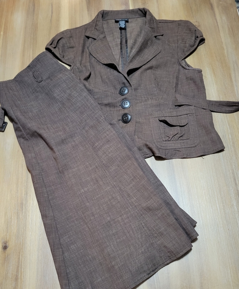 Dfa womens dress suit size xl. Skirt and short sleeve